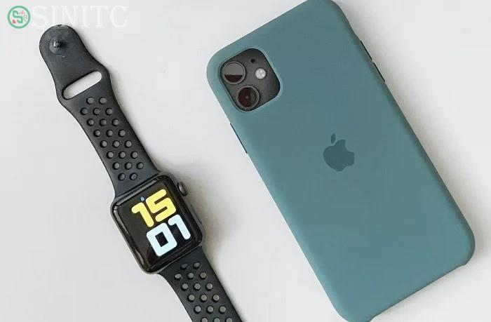 Điện thoại và đồng hồ Apple đặt cạnh nhau.