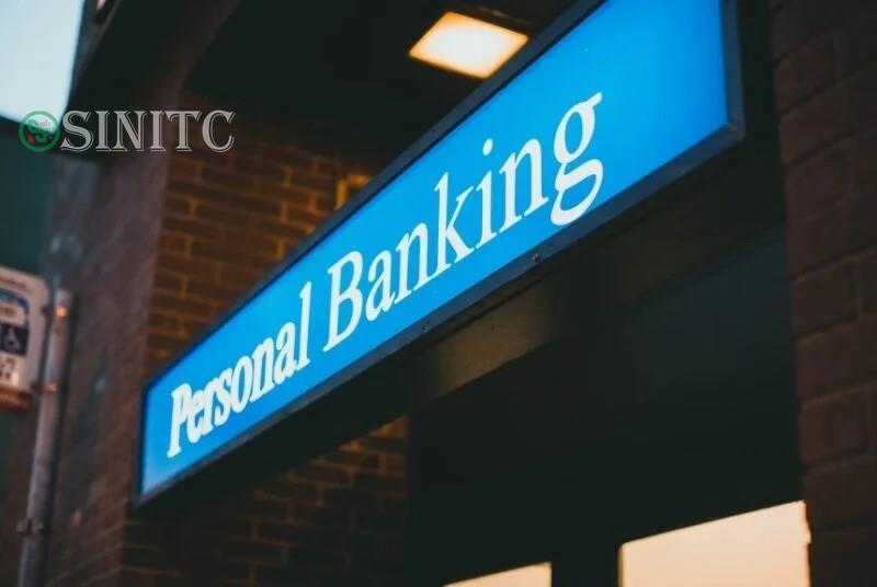Dấu hiệu ngân hàng cá nhân phía trên một cánh cửa.