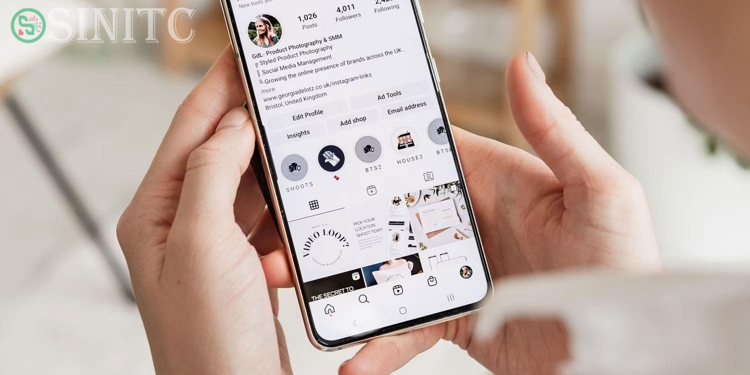 Một người đang xem tài khoản Instagram trên điện thoại thông minh