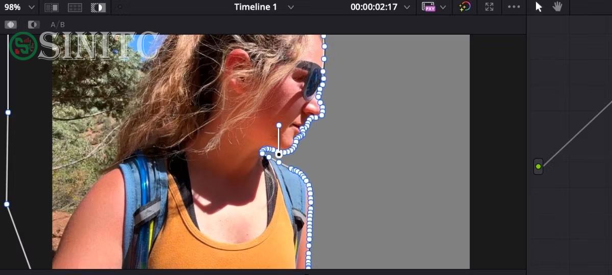 Loại bỏ một phần nền trong clip cô gái đi bộ đường dài trên DaVinci Resolve