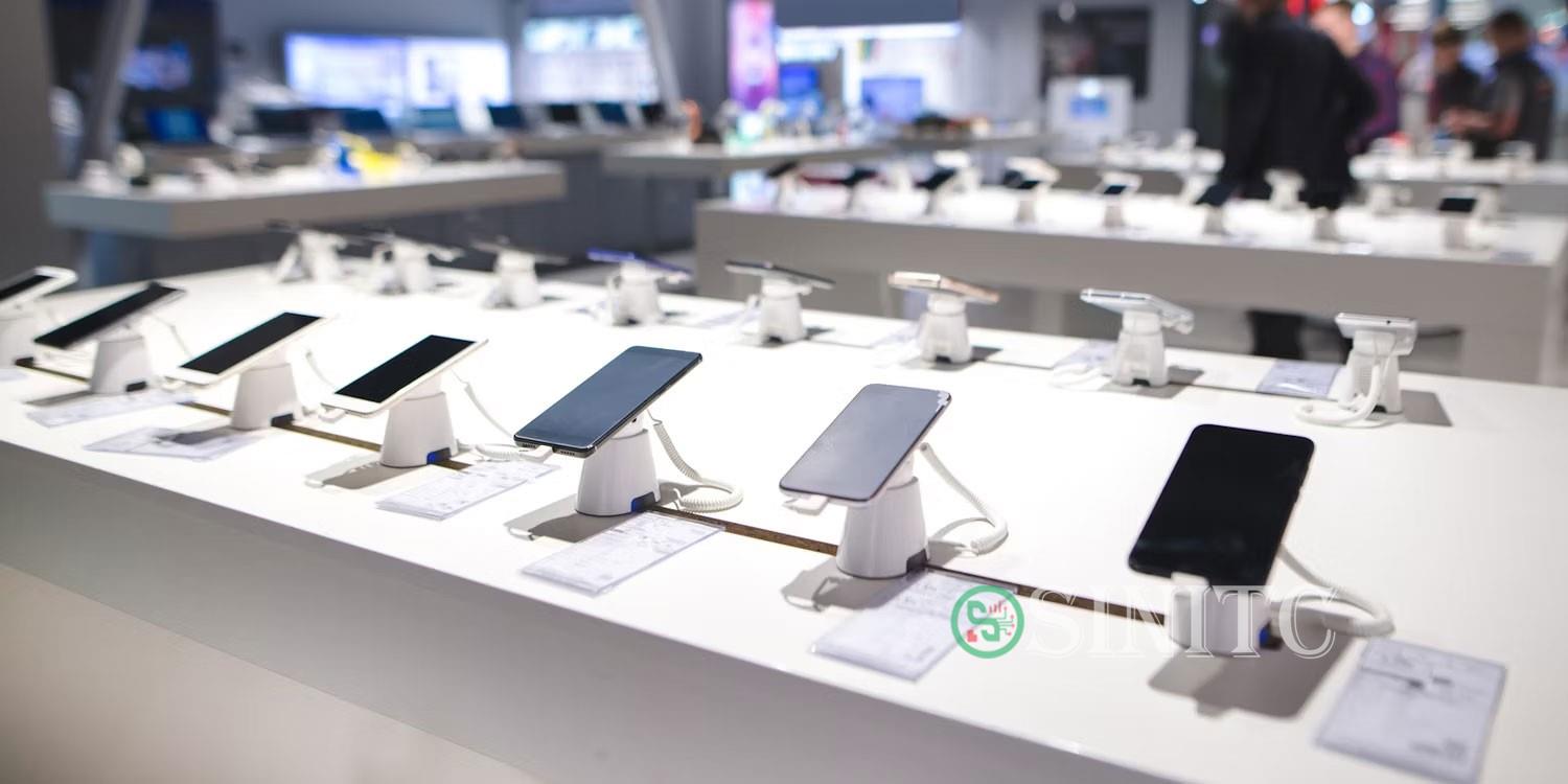 Nhiều điện thoại thông minh khác nhau được trưng bày trong cửa hàng