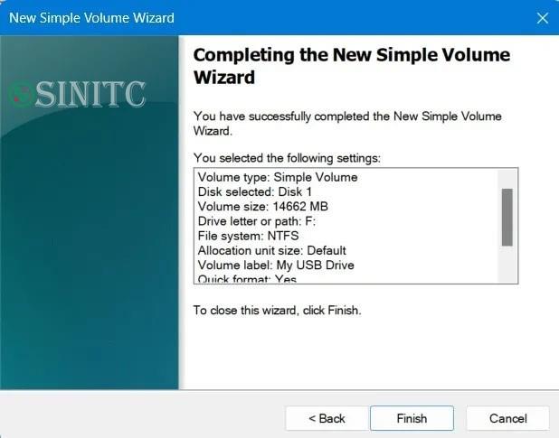 Hoàn thành New simple volume wizard cho USB trong Disk Management Console.