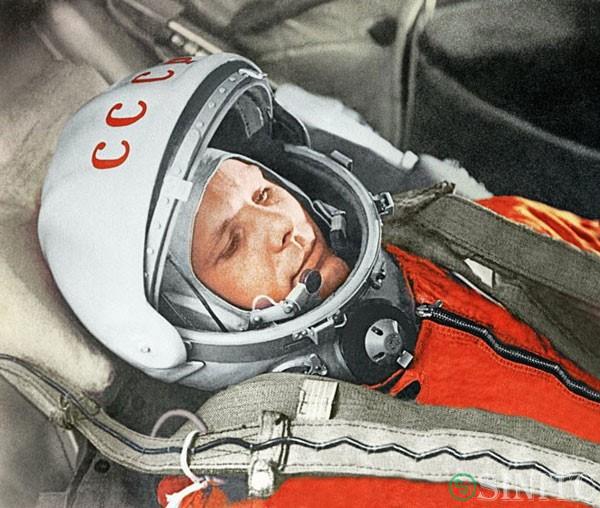 Phi hành gia người Liên Xô Yuri Gagarin là người đầu tiên bay vào vũ trụ trên tàu vũ trụ Vostok 1 vào ngày 12/4/1961.