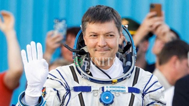 Phi hành gia người Nga Oleg Kononenko được đưa lên Trạm Vũ trụ Quốc tế (ISS) vào tháng 9/2023. Tính đến ngày 4/2/2024, phi hành gia người Nga này đã có 879 ngày sống ngoài vũ trụ, lập một kỷ lục sống lâu nhất trên không gian. Nếu mọi chuyện diễn biến đúng kế hoạch và không có sự cố nào xảy ra thì cho đến khi hoàn thành nhiệm vụ hiện tại ông sẽ nâng thành tích sống trên vũ trụ của mình lên hơn 1.110 ngày.