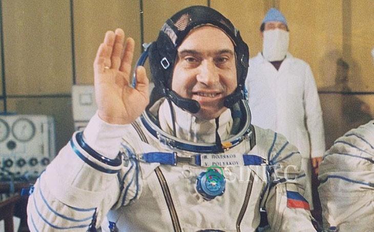 Tuy nhiên, phi hành gia nắm giữ kỷ lục về thời gian sống liên tiếp trên vũ trụ lâu nhất lại thuộc về phi hành gia Valeri Polyakov. Ông đã làm việc trên Trạm vũ trụ Mir 437 ngày, 17 giờ và 58 phút, từ ngày 8/1/1994 - 22/3/1995.