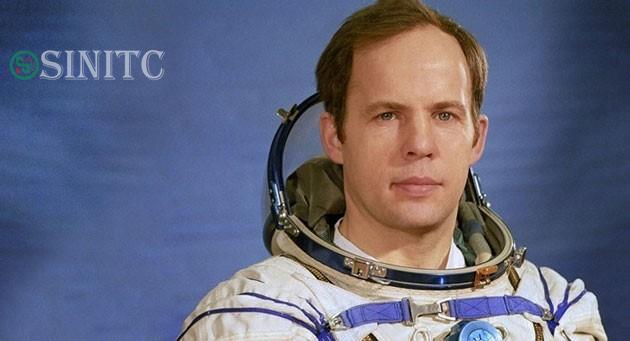 Phi hành gia người Nga Anatoly Ykovlevic Solovyev hiện nắm giữ kỷ lục về số lần đi bộ ra ngoài không gian nhiều nhất (16 lần) đồng thời cũng là người có tổng thời gian đi bộ ngoài không gian lâu nhất (82 giờ 22 phút).