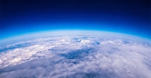 Bầu khí quyển của trái đất nặng bao nhiêu kg?