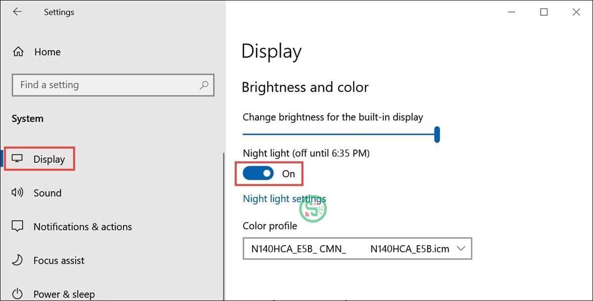 Nút chuyển đổi Night Light trong cài đặt Windows Display