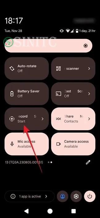 Nhấn vào nút chuyển đổi Screen Recorder trong Quick Settings trên điện thoại Android.