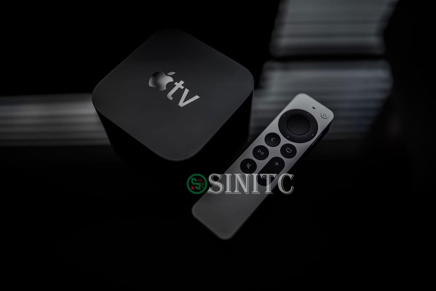 Apple TV 4K cùng với Apple Siri Remote trên bàn