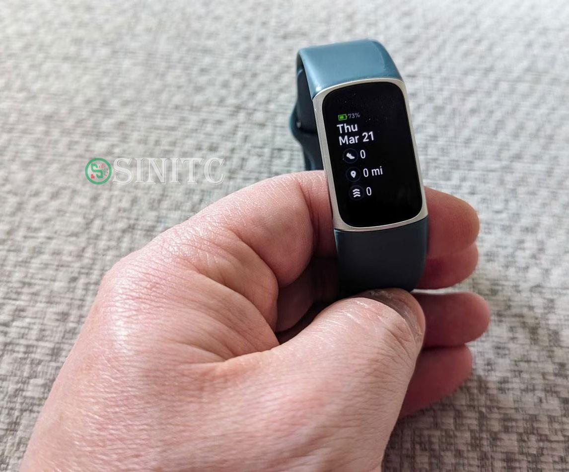 Fitbit Charge 5 với lượng pin còn lại được hiển thị