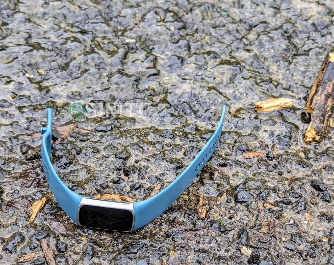 Một chiếc Fitbit Charge 5 bị rơi trên mặt đất