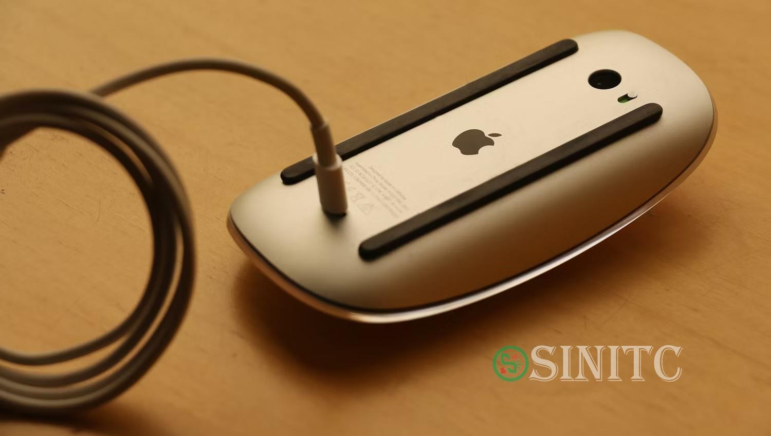 Apple Magic Mouse đang được sạc trên bàn