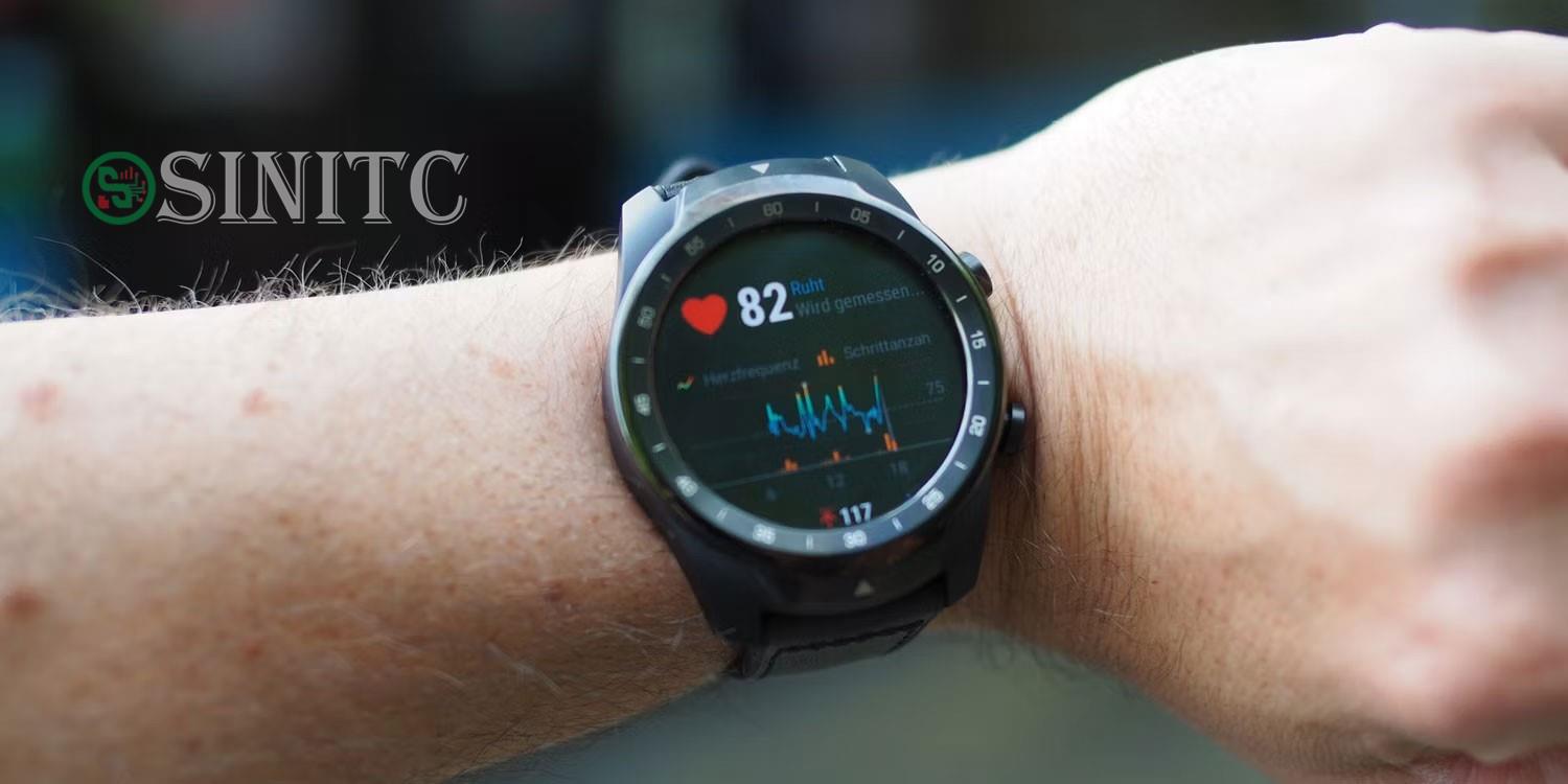 Người đeo máy theo dõi hoạt động hiển thị nhịp tim