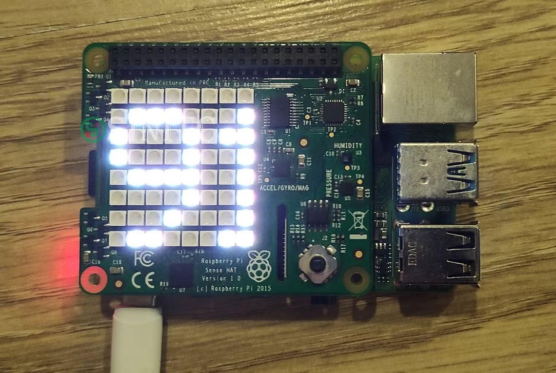 Raspberry Pi Sense HAT hiển thị nhiệt độ