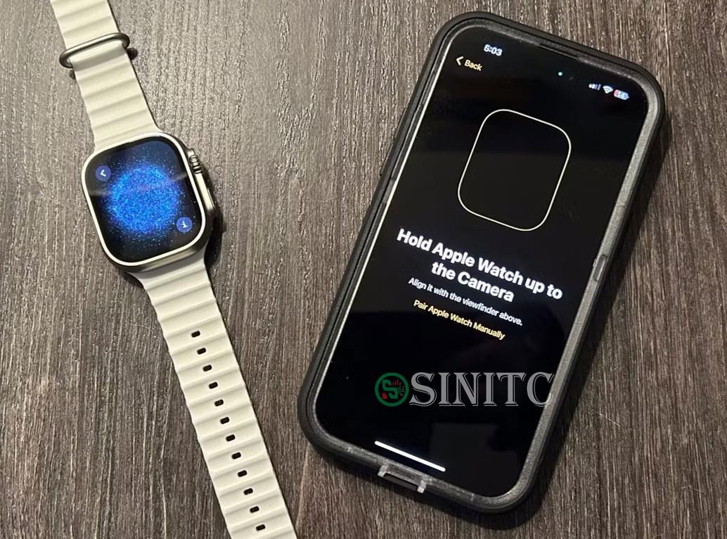 Apple Watch Ultra hiển thị màn hình ghép nối bên cạnh iPhone 