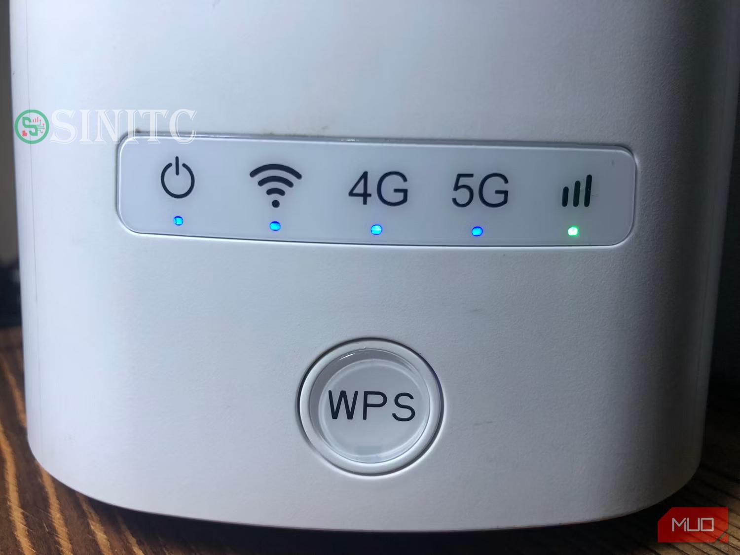 Router màu trắng có nút WPS tròn lớn ở phía trước