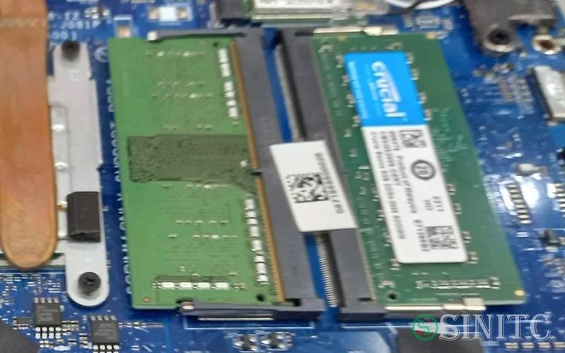 Tìm hiểu xem bo mạch chủ laptop có hỗ trợ RAM Dual Channel hay không thông qua kiểm tra trực quan các khe cắm RAM.