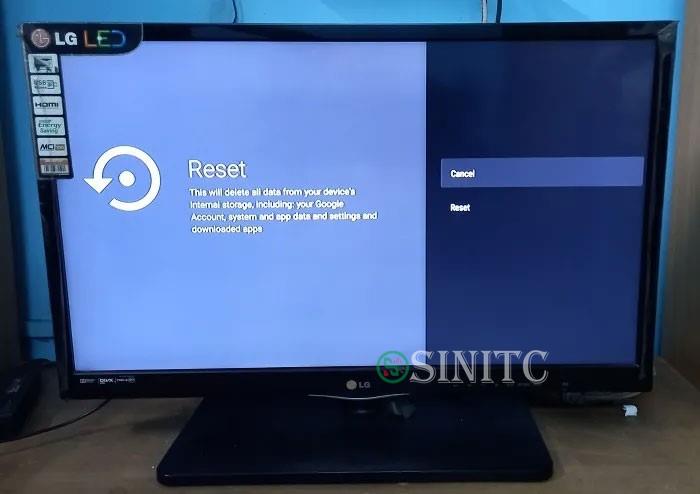 Nhấp vào nút Reset trên Android TV.