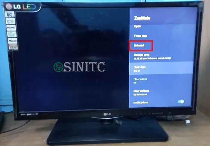 Nhấp vào nút Uninstall cho ứng dụng có tên "ZenMate" trên Android TV.