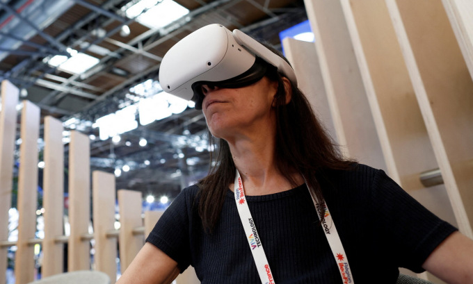 Một người dùng thử kính VR của Meta tại hội thảo Viva Technology tại Pháp hồi tháng 6. (Ảnh: Reuters)