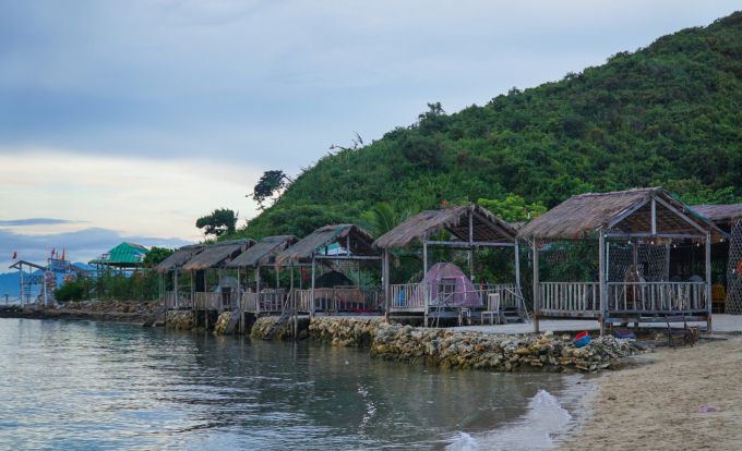 Chòi dành cho du khách nghỉ ngơi và ăn uống ở đảo Phật nằm.