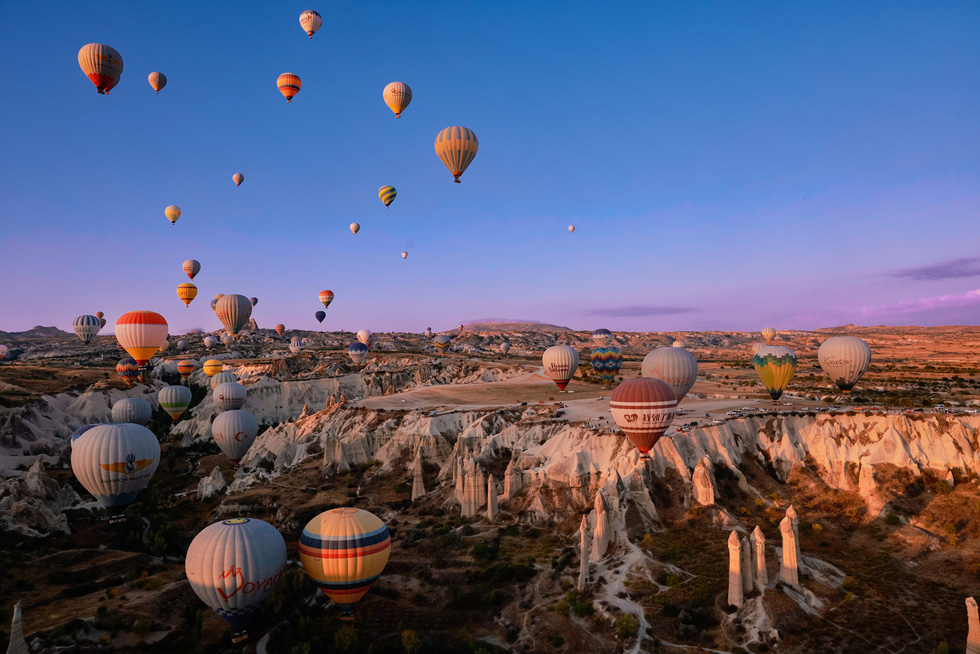 Bay khinh khí cầu trên những kỳ quan ở cappadocia