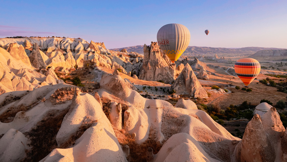 Bên dưới sâu là thung lũng di sản Cappadocia với hàng trăm cột đá khổng lồ. Khoảnh khắc giao hòa giữa thiên nhiên và con người làm ta trở nên ngây ngất