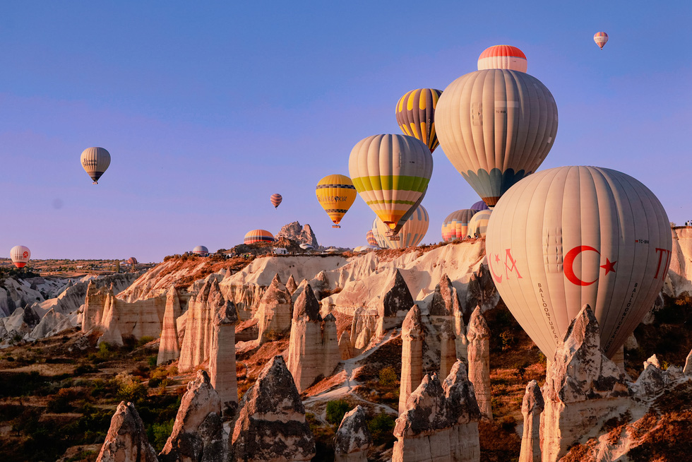 Những cột đá tuyệt đẹp ở Cappadocia là đá trầm tích được hình thành trong các hồ, suối trào từ các núi lửa phun trào thời cổ đại khoảng 3-9 triệu năm trước