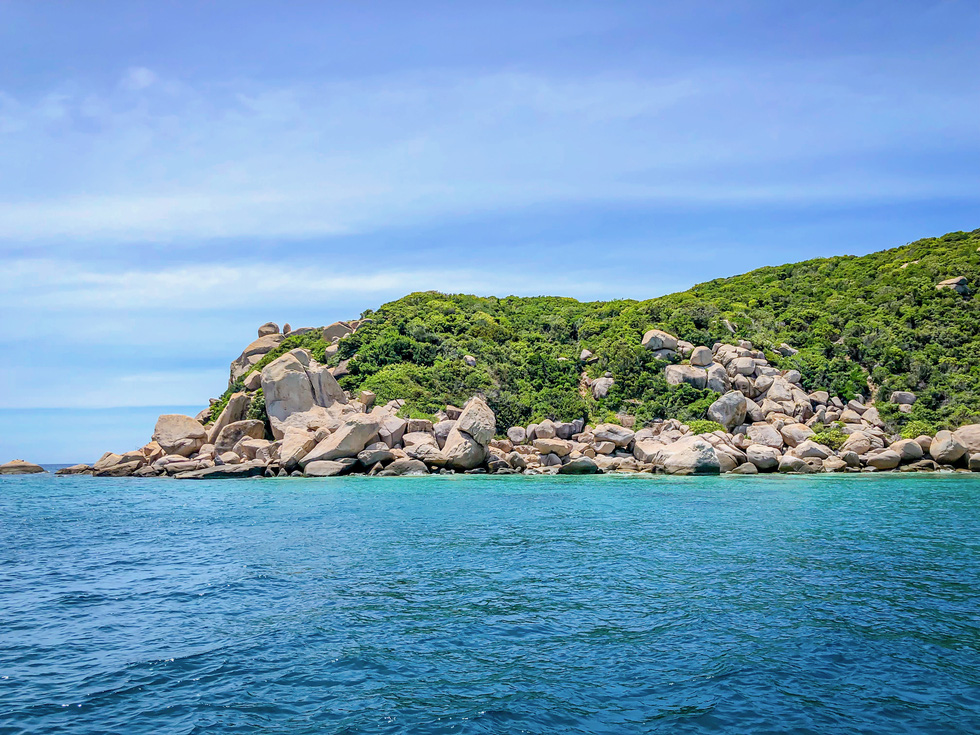 Ghé thăm Sơn Đừng, du khách có thể kết hợp khám phá nhiều địa điểm khác của vịnh Vân Phong